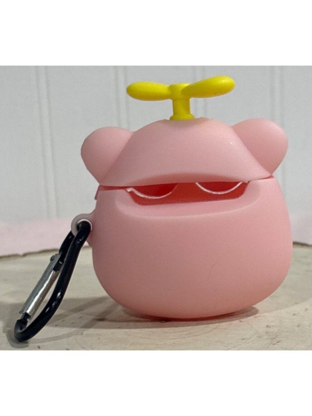 Pig-Themed AirPods 1 & 2 Case Pink Silicone With Keychain Clip - Picture 2 of 5